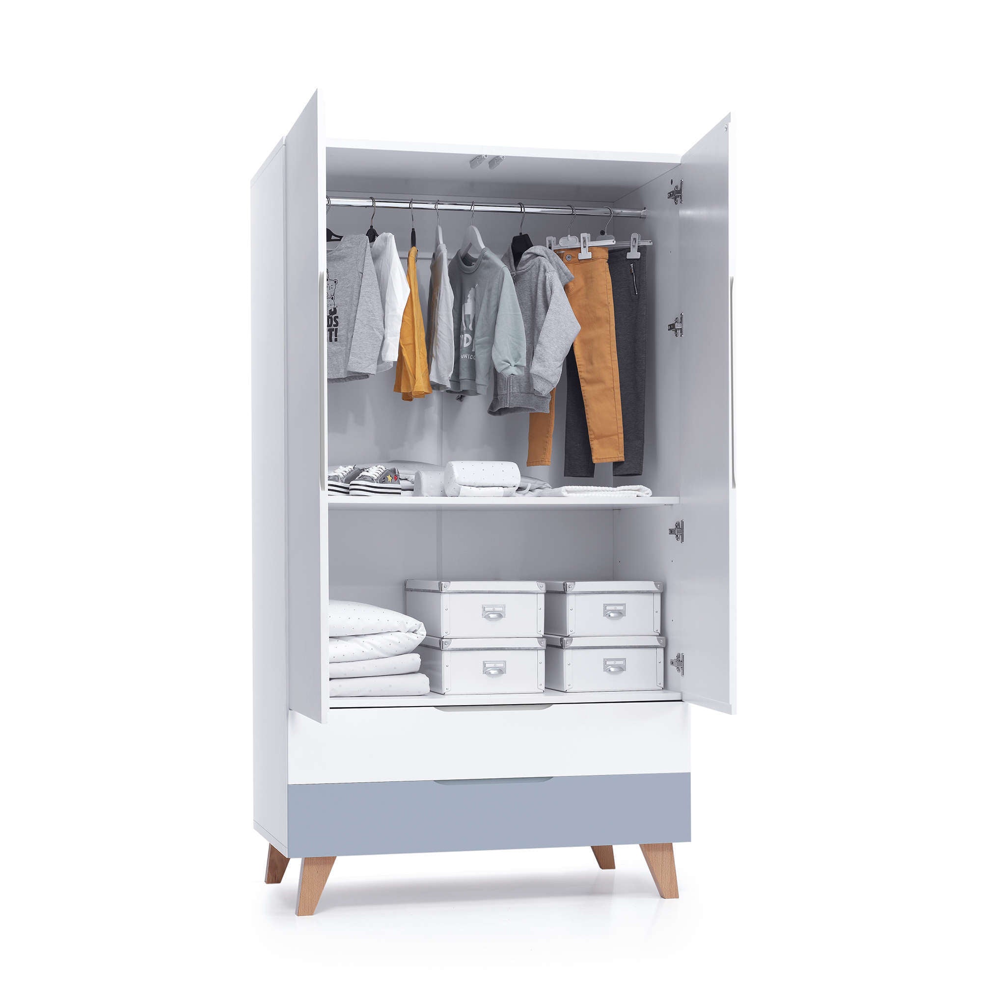 Armario infantil nórdico de 110 cm con patas de madera · Lifestyle