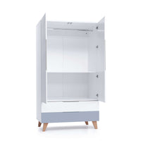Armario infantil nórdico de 110 cm con patas de madera · Lifestyle