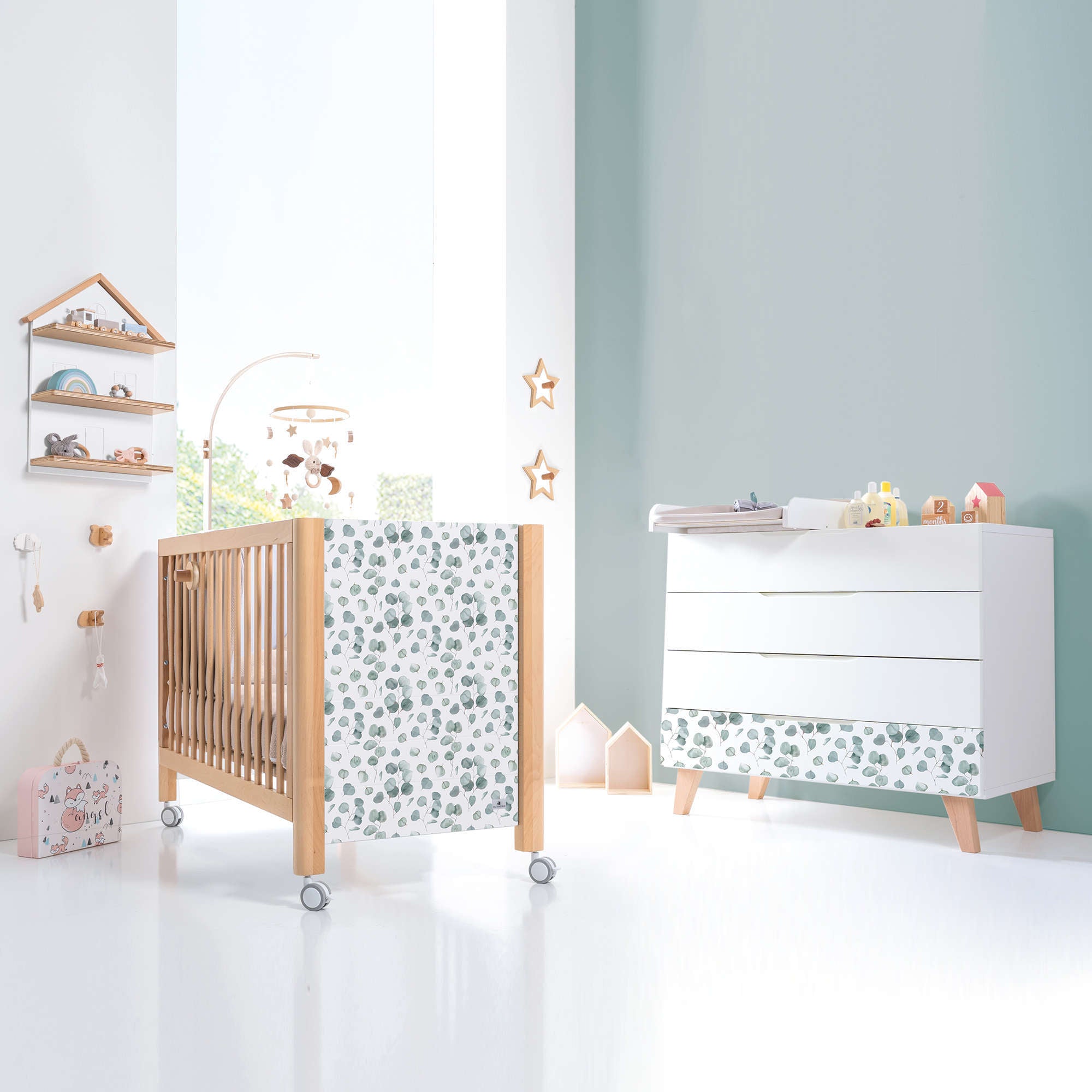 Set de cuna y cómoda infantil hojas eucalipto para niños · Lifestyle Musgo
