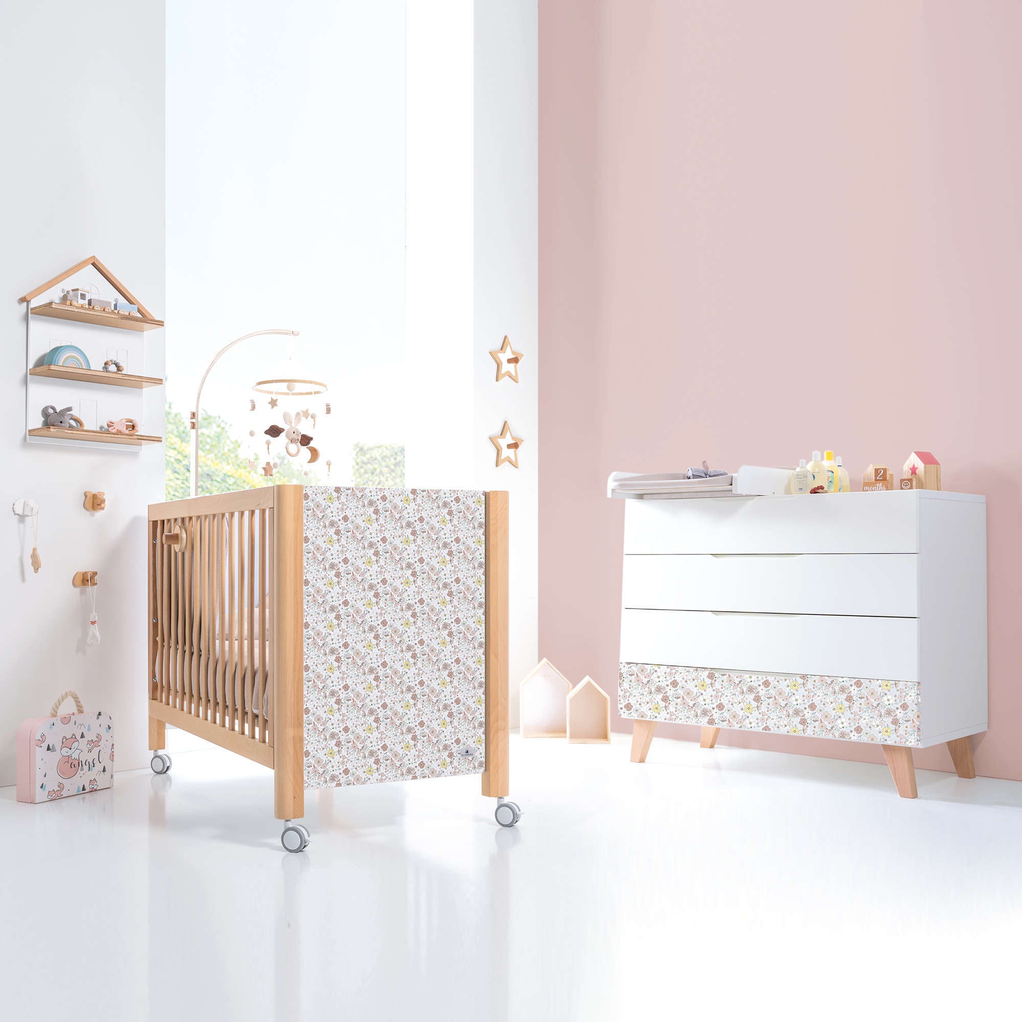 Cómoda infantil con vinilo de flores rosa · Lifestyle Liberty D247RV-M9577-132