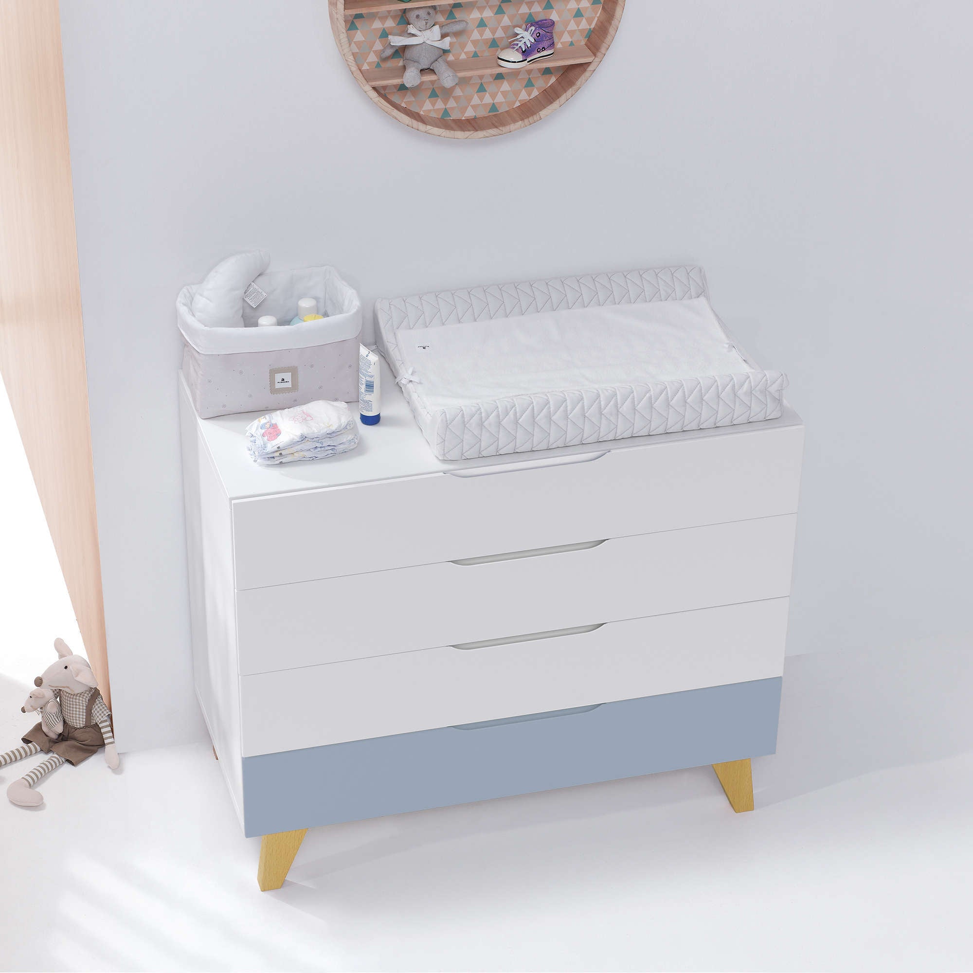 Cómoda bebé (4 cajones) con patas de madera · Nomad D247R