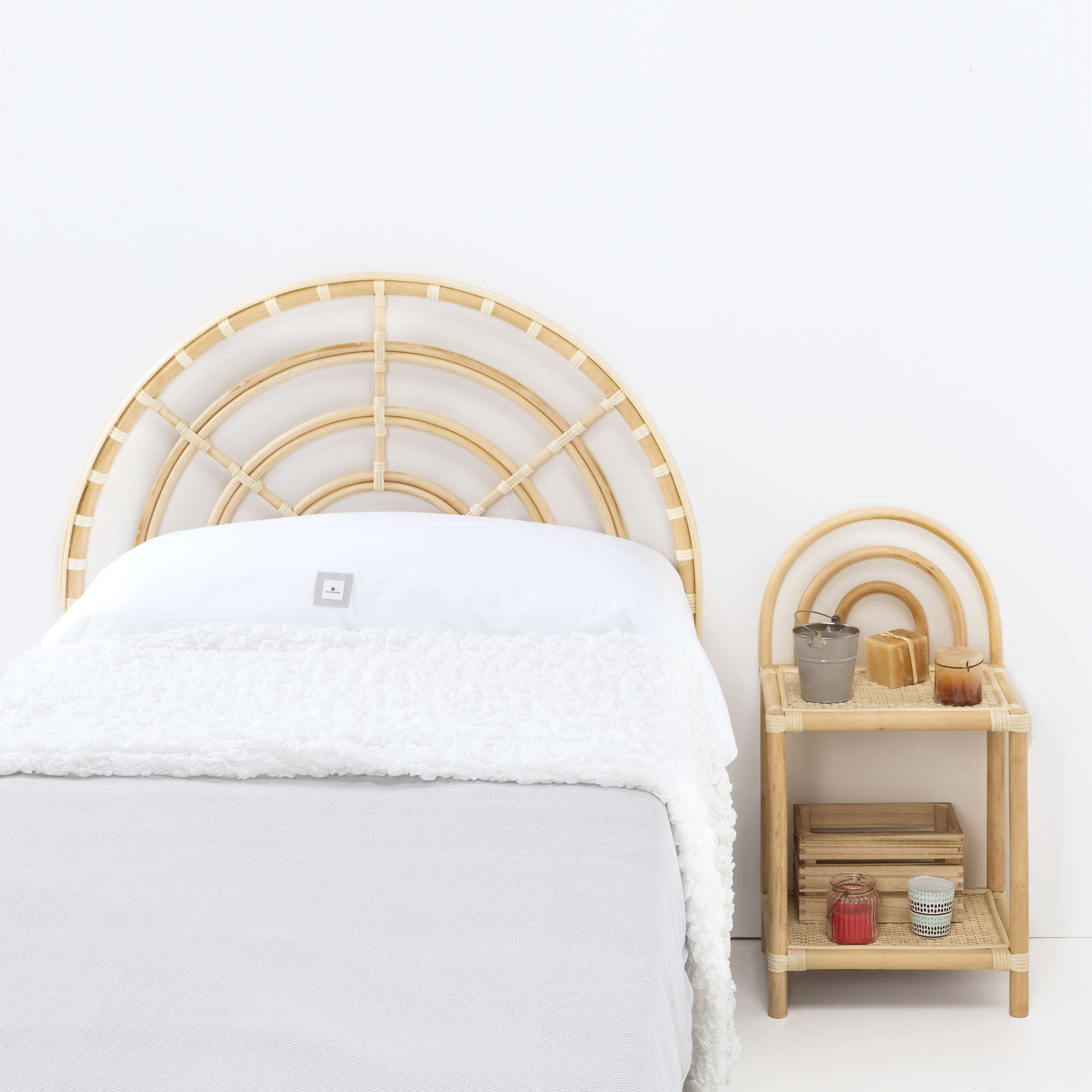 Habitación decorada con material de rattán